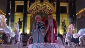 Дед Мороз и Снегурочка едут в санях запряженных прекрасными конями.