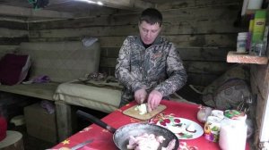 ЗАНОЧЕВАЛИ В ХОЛОДНОЙ ИЗБЕ. ДЕРЕВЕНСКАЯ КАРТОШКА НА СКОВОРОДЕ. ОХОТА НА ЛУНКАХ И ЗАЯЦ.