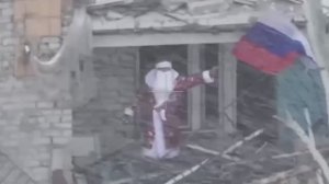 Деды Морозы вывешивают русские флаги над Димитровом