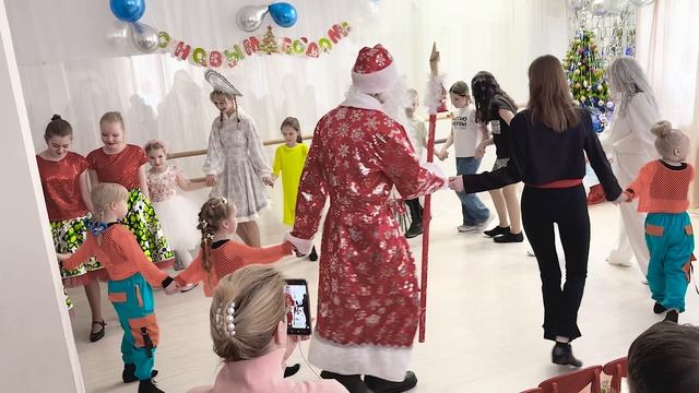 Новогоднее представление от Танцующие звезды в Клубе Парус. Новогодний утренник. Новогодний праздник смотреть онлайн