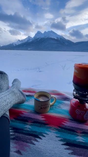 Уютное снежное утро на озере в Канадской провинции Альберта смотреть онлайн