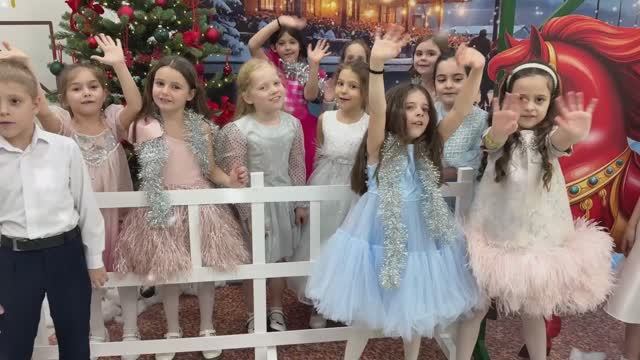 ❄️ ЗИМА — НЕ СОН: ЗАЖИГАТЕЛЬНЫЙ НОВОГОДНИЙ КЛИП С ДЕТСКОЙ ПЕСНЕЙ смотреть онлайн