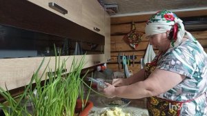 28-12-2025. Жизнь в деревне.Ждали одного ,а приехали трое.Настряпала вареники.