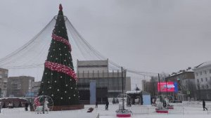 Торжественно открыта главная ёлка 2026 года в Луганске!