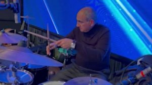 Пашинян сыграл на ударной установке