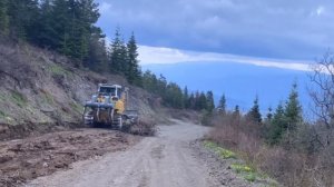 Массивный бульдозер строит крутую горную дорогу | Строительство на экстремальной тяжелой технике 📸