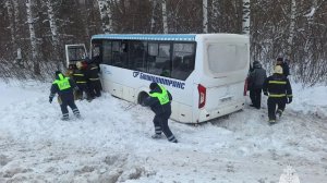 Автобус с пассажирами съехал в кювет в Башкирии: пострадали трое