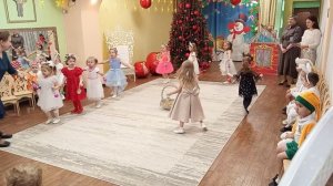 ТАНЕЦ С НОВОГОДНИМИ ШАРИКАМИ ГР 6