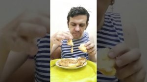 Обжор мукбанг / гренки с куриным яйцом