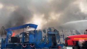 В Тверской области загорелся склад обувной фабрики: кадры тушения