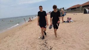 Наши пацаны вышли на охоту на женские сердца по пляжу в Архипо-Осиповке