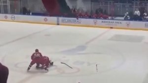 Александра Лукашенко сбили с ног во время хоккейного матча