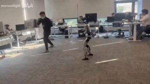 Китайский разработчик управлял роботом и случайно...пнул себя же по шарам. Реакция робота убила