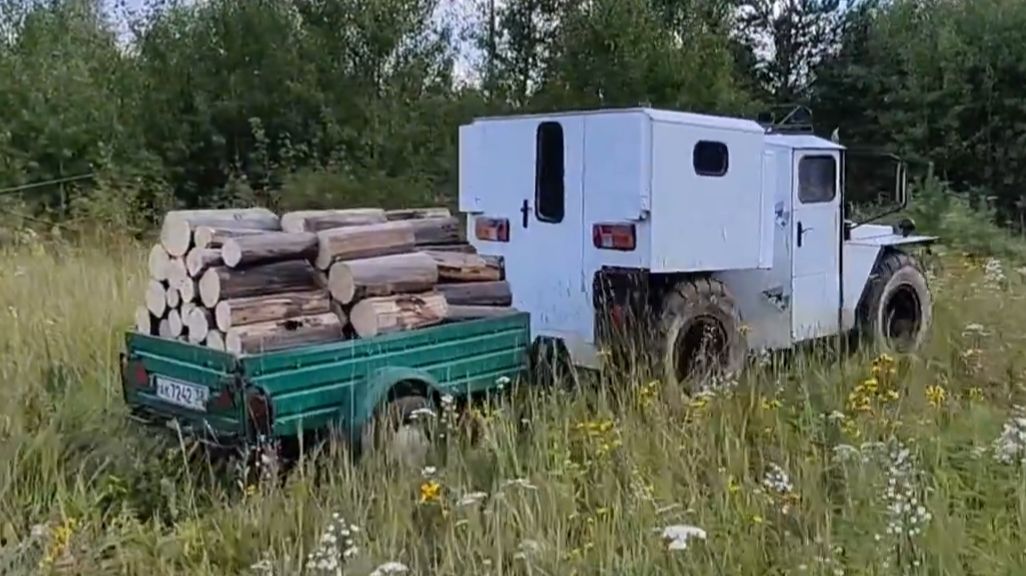 На вездеходе за дровами за 200 метров от дачи. смотреть онлайн