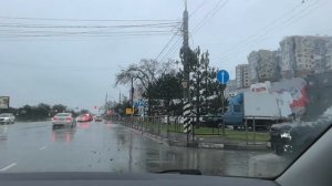 Съездили в магнит. В Анапе дождь. Оля нарядила ёлочку 🎄