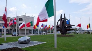 Китайский профессор: НАТО полностью диктует политику ЕС