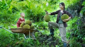 Мать-одиночка, 17 лет. Собирает плоды хлебного дерева и готовит из них вкусные блюда.