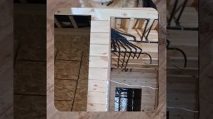 1000043857.mp4 (Собака наблюдает за устройством лестницы на 2 этаж в доме А-фрейм)