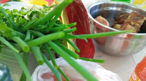 НА ПЕЧКЕ ВАРЮ ПОД ШУБОЙ САЛАТ КУРАМ.Как живут в деревне.