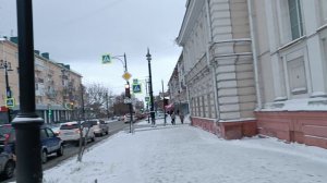 Концертный зал и город в новогоднем убранстве