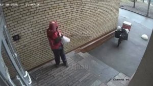 Когда в комментарии к заказу написал: «Звонок не работает, стучите»