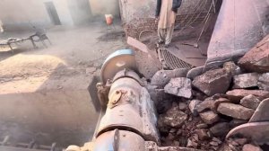 Камнедробильная машина: Гигант в действии"Сила камня: машина в действии