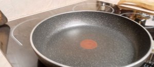 готовлю яичницу