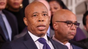 Мэр Нью-Йорка призвал жителей сидеть дома и "делать детей"