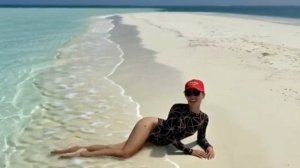 Мальдивы. Песчаная коса и снорклинг с черепашкой.