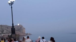 Поймал в объектив луну в ухо горы Алчак-Кая на набережной Чёрного моря в Судаке