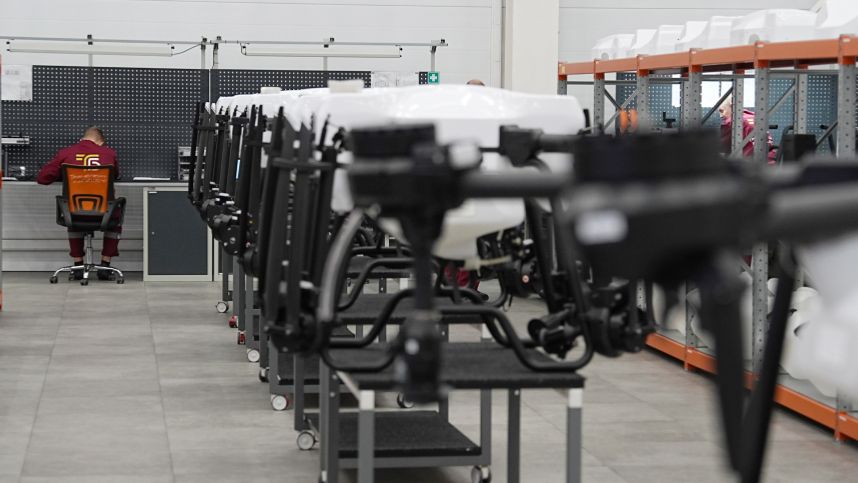 В России зафиксировали рост выпуска вооружений и ищут миллионы новых работников