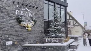 Сильный снегопад в Банфе, провинция Альберта, Канада. Пешеходная экскурсия по зимнему Банфу.