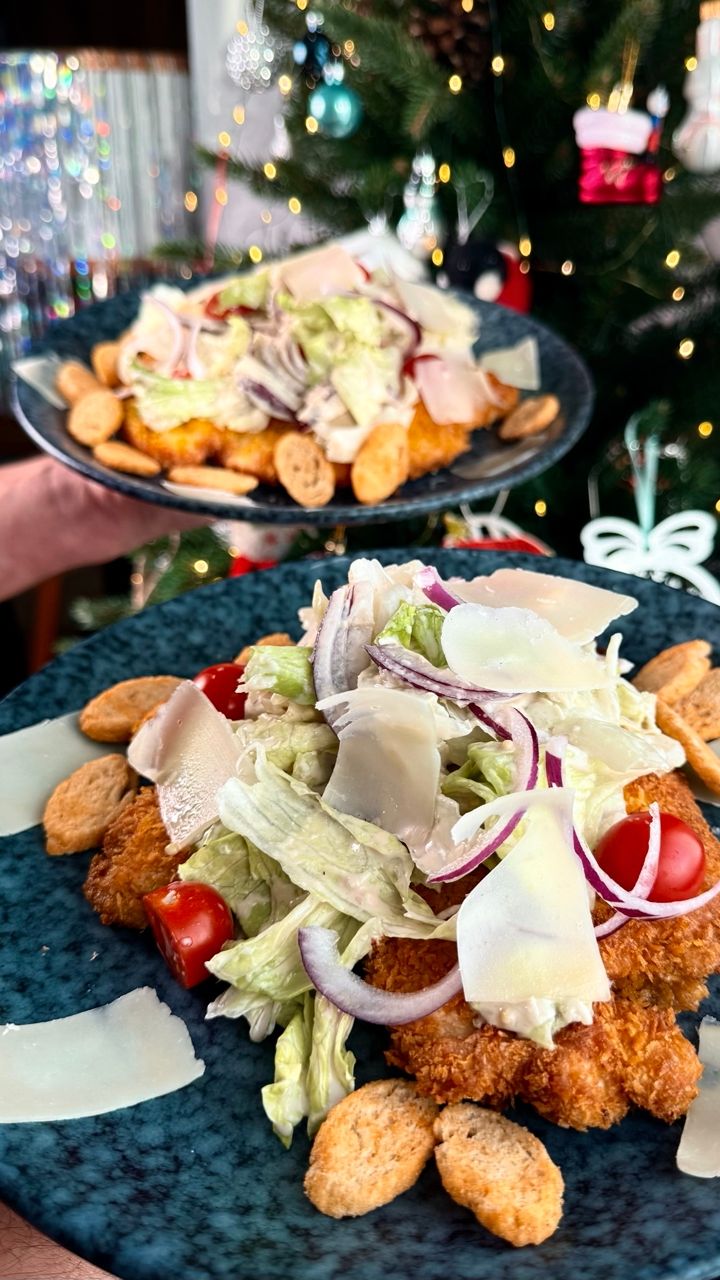 Салат цезарь со шницелем смотреть онлайн