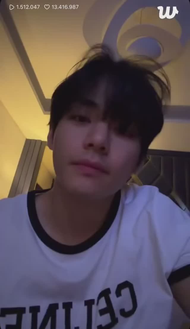 Тэхён как всегда радует нас коротким прямым эфиром... смотреть онлайн