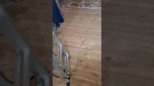 1000043801.mp4 (Собака наблюдает за устройством лестницы на 2 этаж в доме А-фрейм)