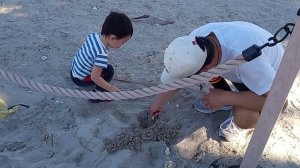 Игра на берегу океана