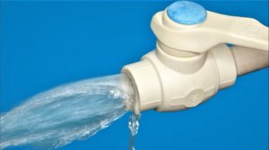 Отличный метод заменить кран под давлением и спаять трубы с водой.