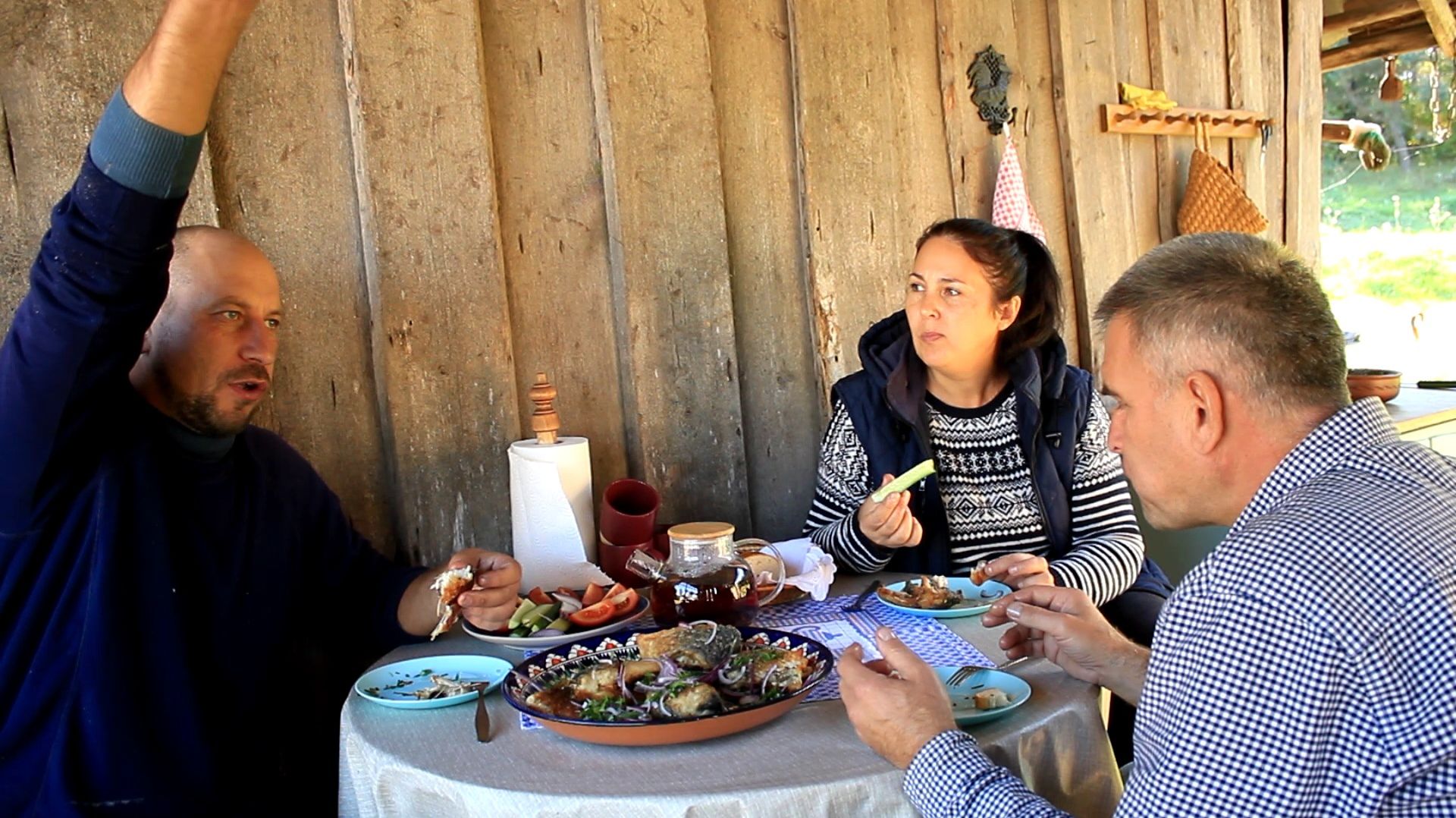 Простая семейная жизнь в деревне. Пока мы строим дом, Олеся готовит нам ужин. смотреть онлайн