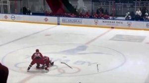 Беларусь Лукашенко сбили во время хоккейного матча