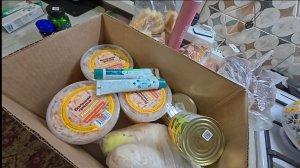 Никак не угомонится! Привезли коробку с продуктами