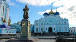 И блестит в куполах солнце красное!