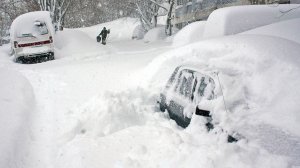 Улицы замело под крыши домов. Метель и вьюга оборвали электричество в нескольких селах на Камчатке