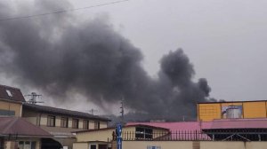 В Сочи загорелся автосервис на площади 1 тыс. кв. м