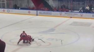 Лукашенко сбили с ног во время хоккейного матча – свой же игрок не заметил президента Беларуси