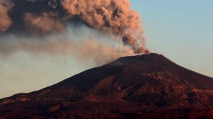 Выброс пепла и лавы произошел из вулкана Этна на Сицилии