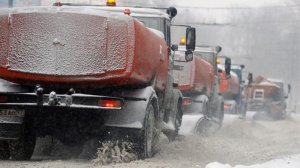 Петербург заметает снегом. Коммунальные службы круглосуточно убирают улицы