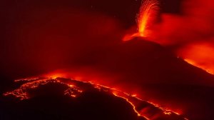 Вулкан Этна на Сицилии выбросил фонтан лавы на 400 метров