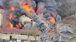 В Сочи произошел крупный пожар в автосервисе на улице Транспортной