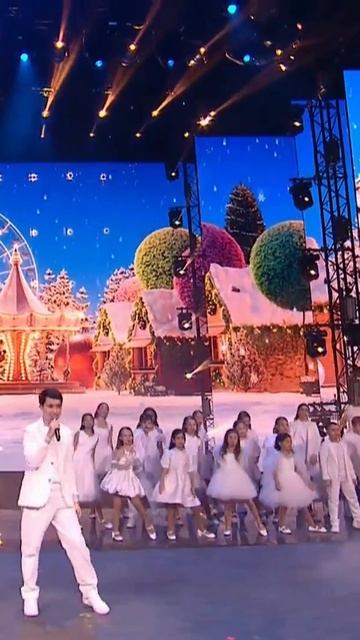 Макар Казарян и Хор Академии Игоря Крутого на сцене «Рождественской песенки года»