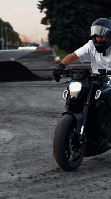 Выглядит тяжёлым, а на ходу — уверенный и стабильный смотреть онлайн